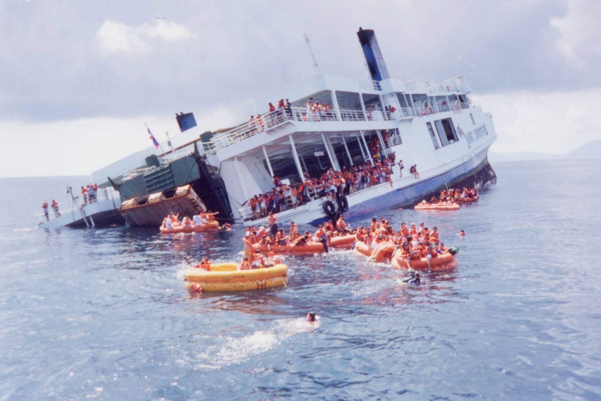 Неоказание помощи терпящему бедствие судну. Крушение парома Тайланд. Затонувший паром Кинг круизер. Тонущий корабль. Люди на тонущем корабле.