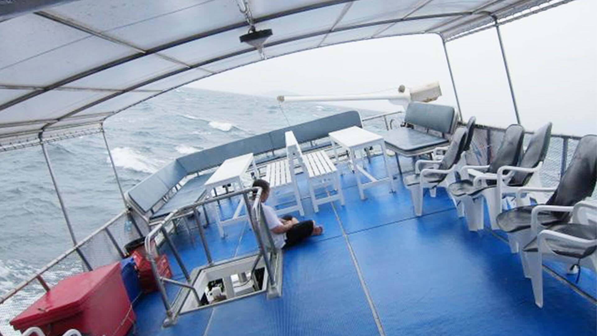 Strong Waves on a boatAussie Divers