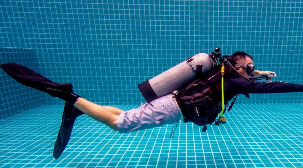 PADI IDC Efficient Fin kicks demo